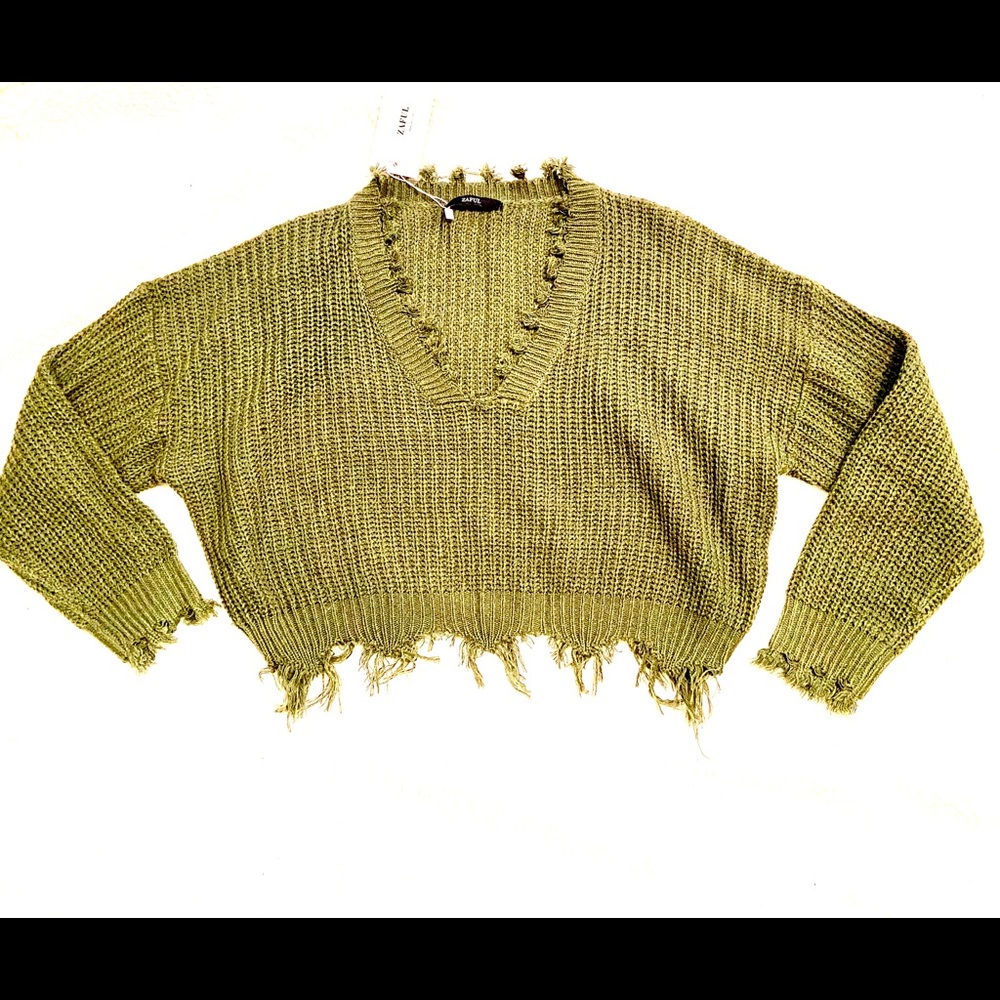 NWT!! Army green knitted crop top with frey edges